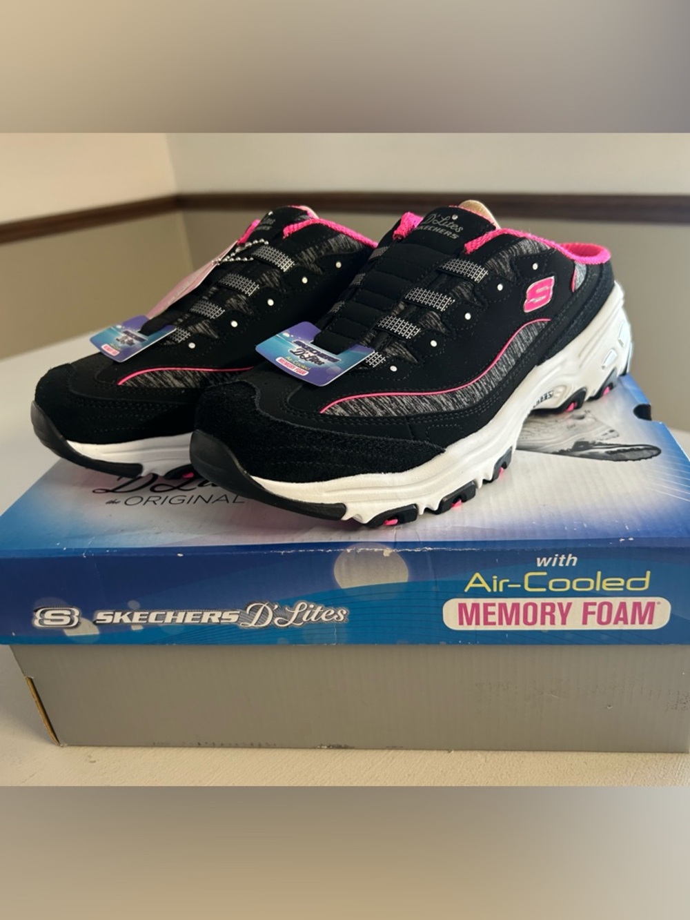 NWT Skechers Women's D'Lites Slip-on Memory Foam Women’s Size 10